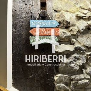 Poste y pared de piedra
